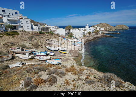 Typisches Fischerdorf La Isleta del Moro mit kleinen Booten an der Küste des Mittelmeers, Cabo de Gata-Níjar Naturparks, Andalusien, Spanien Stockfoto