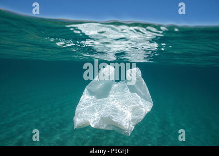 Unterwasser Umweltverschmutzung eine Plastiktüte hilflos im Mittelmeer unterhalb der Wasseroberfläche, Almeria, Andalusien, Spanien Stockfoto