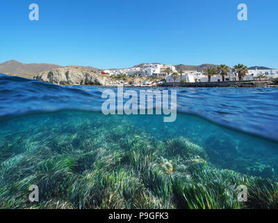 Fischerdorf La Isleta del Moro am Mittelmeer mit Seegras im Wasser Meer, geteilte Ansicht oberhalb und unterhalb der Oberfläche, Cabo de Gata, Spanien Stockfoto