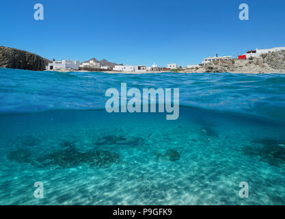 Das Dorf La Isleta del Moro, der am Ufer des Meeres mit Fisch und Sand unter Wasser, geteilte Ansicht oberhalb und unterhalb der Oberfläche, Mittelmeer, Andalusien, Spanien Stockfoto