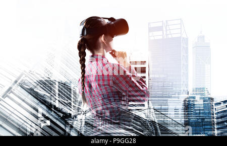 Mädchen in kariertes Hemd tragen VR-Brille mit einem anderen Re Stockfoto