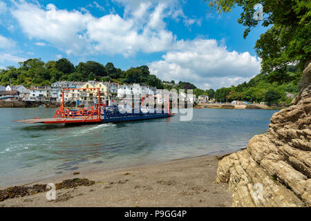 Fowey Cornwall England Juli 14, 2018 Blick über den Fluss Fowey von Bodinnick, mit dem Car Ferry Stockfoto