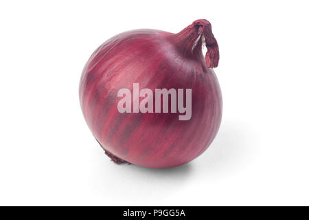 Reife rote Zwiebeln auf weißem Hintergrund Stockfoto