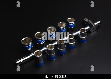 Der schraubenschlüssel Stahl Werkzeuge für Reparatur auf schwarzem Hintergrund. Stockfoto