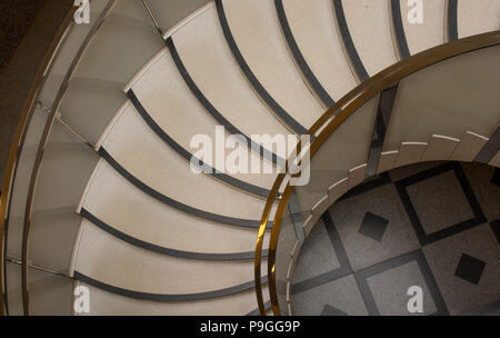 Blick hinunter eine Wendeltreppe im Art déco-Stil mit Marmorboden Stockfoto