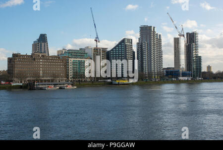 Die Albert Embankment auf der Themse in London, England. Von Lambeth Brücke über den Fluss gesehen. Stockfoto