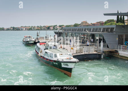 Europa, Italien, Veneto, Venedig. Wasser Straßenbahn (Vaporetto) Station am Lido di Venezia. Zwei Straßenbahnen festgemacht am Kai. Stockfoto