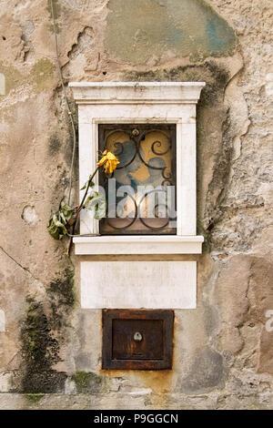 Europa, Italien, Veneto, Venedig. Malerische kleine Kapelle auf dem Mietshaus Wand. Venedig Geheimnisse. Stockfoto