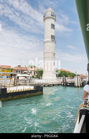 Europa, Italien, Veneto, Venedig. Di Murano Faro (Leuchtturm) vom Vaporetto gesehen (Wasser Straßenbahn). Stockfoto