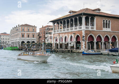 Europa, Italien, Veneto, Venedig. Mercati di Rialto (Stadt) aus dem Vaporetto am Canale Grande (Canal Grande) in Venedig zu sehen. Stockfoto