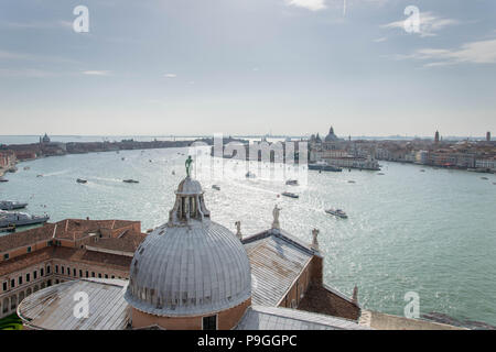 Europa, Italien, Veneto, Venedig. Malerischen Panoramablick auf Canale della Giudecca aus Sicht auf den Glockenturm der Chiesa di San Giorgio Maggiore. Stockfoto