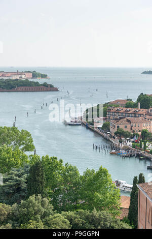 Europa, Italien, Veneto, Venedig. Schöne Aussicht auf das Wasser weg zu La Grazie Insel aus Sicht auf den Glockenturm der Chiesa di San Giorgio Maggiore. Stockfoto