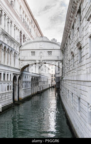 Europa, Italien, Veneto, Venedig. Pontedei Sospiri, Palazzo Ducale. Blick von der Ponte della Paglia. Tagesansicht ohne Menschen und Gondeln. Stockfoto