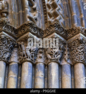 Hauptstädte mit Arabesken Verzierungen an der Tür der Kirche von Santa Maria de Agramunt. Stockfoto