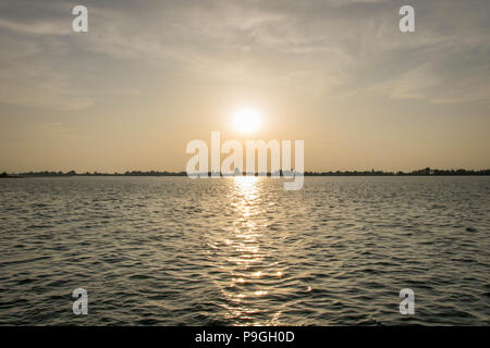 Europa, Italien, Veneto, Venedig. Malerischen Sonnenuntergang über der Lagune di Venezia (Venedig) vom Vaporetto gesehen (Straßenbahn) in Richtung Punta Sabbioni. Stockfoto