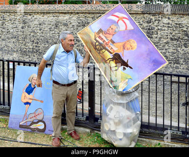 London, England, UK. Kaya Mar (Künstler) setzt seine Arbeit 'Farage & Boris - Fahren des Brexit Eselskarren von der Klippe in das Fach auf College Green Stockfoto