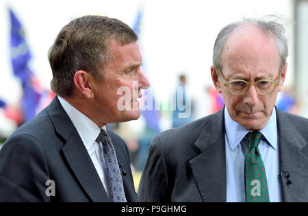 David Jones (Con: Clwyd West) und Sir Malcolm Rifkind, ehemalige konservative Abgeordnete und Minister, interviewte auf College Green, Westminster Ju Stockfoto