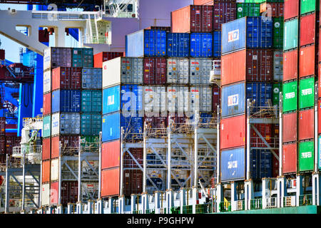 Gestapelte Container auf einem Containerschiff im Hafen von Hamburg, Deutschland, Europa Stockfoto