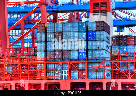 Gestapelte Container auf einem Containerschiff im Hafen von Hamburg, Deutschland, Europa Stockfoto