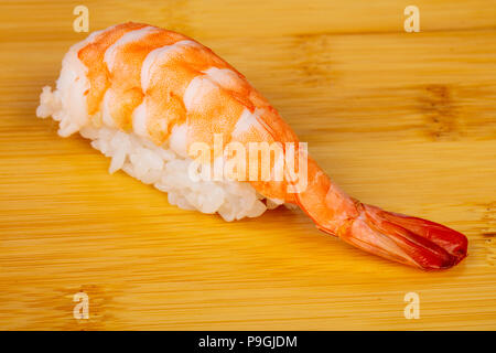 Köstliche Garnelen Sushi mit Reis Stockfoto