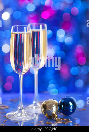 Zwei Gläser Champagner mit einem weihnachtlichen Dekor im Hintergrund. Sehr geringe Tiefenschärfe, in der Nähe von Glas konzentrieren. Stockfoto
