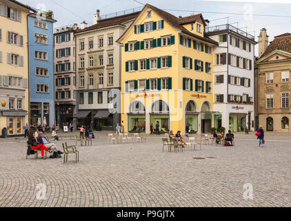 Zürich, Schweiz - 28 September 2017: Munsterhof Platz im historischen Zentrum der Stadt Zürich. Munsterhof ist ein Stadtplatz, der Größte Stockfoto