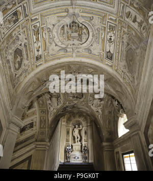 Detail der Wand neben der Treppe im Inneren der Palast des Marquis von Santa Cruz. Stockfoto