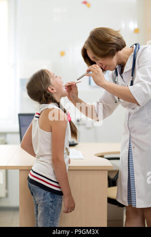 Arzt Kinderarzt untersuchen Hals und Mund des Kindes Stockfoto