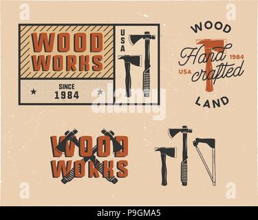 Jahrgang hand woodworks tags Logos und Embleme. Zimmerei Service Label, Patch. Typografie Holzfäller Insignia mit Achsen und Texte. Retro Farben Stil. Vektor illusration isoliert. Stock Vektor