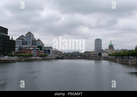 Fluss Liffey, Georges Quay Plaza, Liberty Hall und Custom House in Dublin, Irland Stockfoto