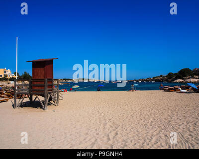 Ein Rettungsschwimmer Station auf Port D'es Torrent Strand auf Ibiza, Balearen, Spanien Stockfoto