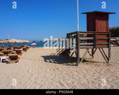 Ein Rettungsschwimmer Station auf Port D'es Torrent Strand auf Ibiza, Balearen, Spanien Stockfoto