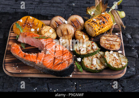 Steak, Lachs vom Grill mit Gemüse Stockfoto