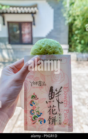 Lijiang, China - April 10,2017: Blüte Gebäck ist eine traditionelle Snack von der Stadt der Provinz Yunnan, China. Die wichtigste Zutat für Blume Kuchen sind Rosen. Stockfoto