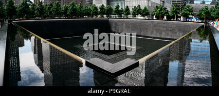 New York City, USA - 20. Juni 2018: Panoramablick auf nationalen September 11 Memorial in World Trade Center Site Stockfoto