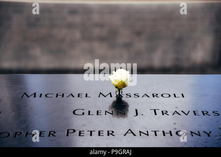 New York City, USA - 20. Juni 2018: Der gelbe Blume in den nationalen September 11 Memorial Stockfoto