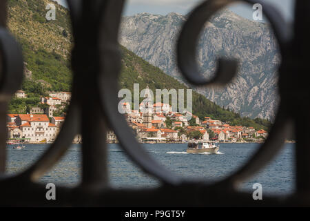 Blick durch dekorative Fenster Schmiedearbeiten alte Stadt Perast an der Bucht von Kotor in Montenegro an der Adria, Sveti Nikola Kirche Glockenturm Stockfoto