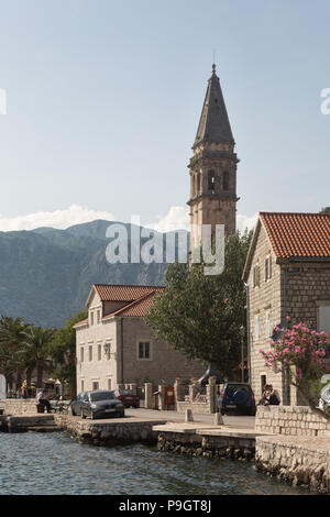 Vorne an der Stadt Perast an der Bucht von Kotor aus der Adria in Montenegro an einem Sommertag mit der Sveti Nikola Kirche Glockenturm und die Berge. Stockfoto