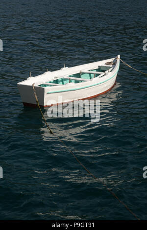Einzelnen isolierten kleinen hübschen weißen, grünen und roten hölzernen Ruderboot verankert und schwimmen in der Adria an der Bucht von Kotor, Perast, Montenegro Stockfoto