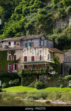 Häuser im Weiler St Martin-Laguépie, Tarn, Aveyron Tal von Schwester Dorf Laguépie, Tarn-et-Garonne, Royal, Frankreich genommen Stockfoto