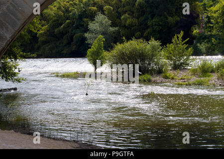 Die Wehr auf der Viaur Fluss in Laguépie, Tarn-et-Garonne, Royal, Frankreich nach starkem Regen Stockfoto