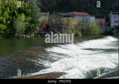 Die Wehr auf der Viaur Fluss in Laguépie, Tarn-et-Garonne, Royal, Frankreich nach starkem Regen Stockfoto