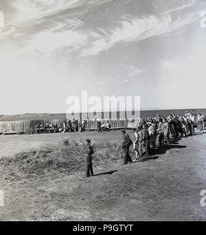 1951, historisch, auf dem Royal Portrush Golfplatz, Co. Antrim, Nordirland, Zuschauer beobachten Golfer auf einem Abschlag beim British Open Golf Turnier, gewonnen von dem englischen Golfer Max Faulkner, seinen einzigen großen Sieg. Stockfoto