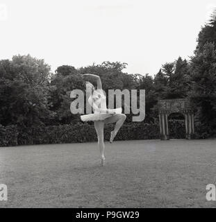 1967, Mädchen student Ballett außerhalb Durchführen am Tring Kunst fesitval, Tring, England, UK. Stockfoto