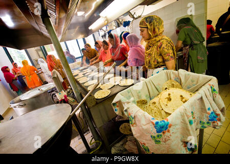 Frauen, die kochen Chapati, Sikh Gemeinschaft, Sikhdharma Gurdwara Singh Sabha Association, Novellara, Provinz Reggio Emilia, Italien Stockfoto