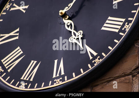 Alte Wanduhr Schwarz mit goldenen Ziffern Palace Grün Durham England Stockfoto