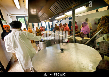 Frauen, die kochen Chapati, Sikh Gemeinschaft, Sikhdharma Gurdwara Singh Sabha Association, Novellara, Provinz Reggio Emilia, Italien Stockfoto