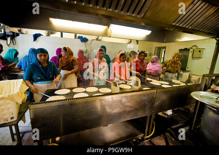 Frauen, die kochen Chapati, Sikh Gemeinschaft, Sikhdharma Gurdwara Singh Sabha Association, Novellara, Provinz Reggio Emilia, Italien Stockfoto