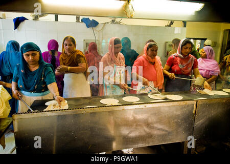 Frauen, die kochen Chapati, Sikh Gemeinschaft, Sikhdharma Gurdwara Singh Sabha Association, Novellara, Provinz Reggio Emilia, Italien Stockfoto