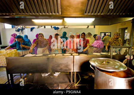 Frauen, die kochen Chapati, Sikh Gemeinschaft, Sikhdharma Gurdwara Singh Sabha Association, Novellara, Provinz Reggio Emilia, Italien Stockfoto